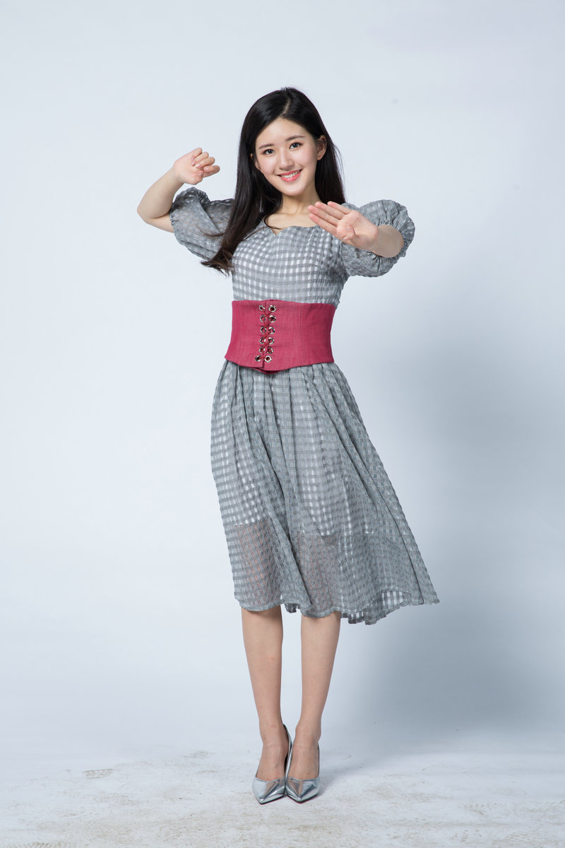 纯情太子被美女当众扑倒 纯情太子被美女当众扑倒
